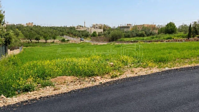 أرض - 500 م بمحاذاة شارع مادبا الغربي منبسطة سهلة للبناء - 44000 دأ
