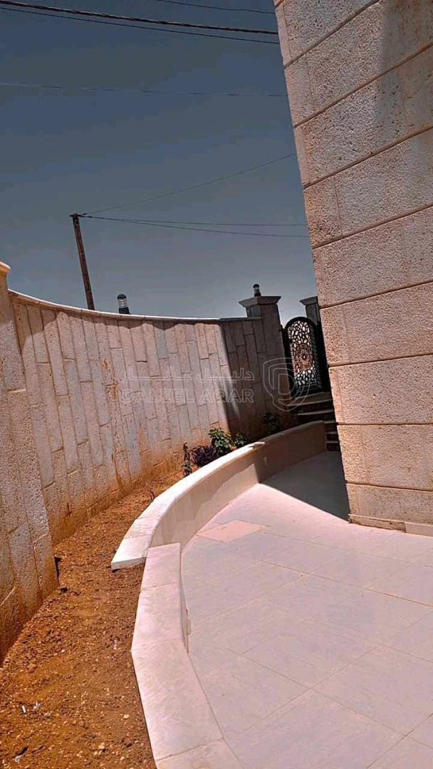 شقة في ماركا الجنوبية-المرقب-ربوة الحنيطي-شارع الرحاب  - 50,000 دأ - صورة 1