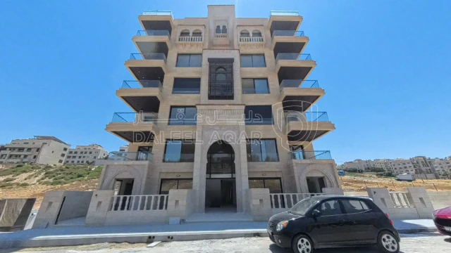 شقة - ارضية في طريق المطار الحويطي خلف المدارس العالمية  - 250000 دأ