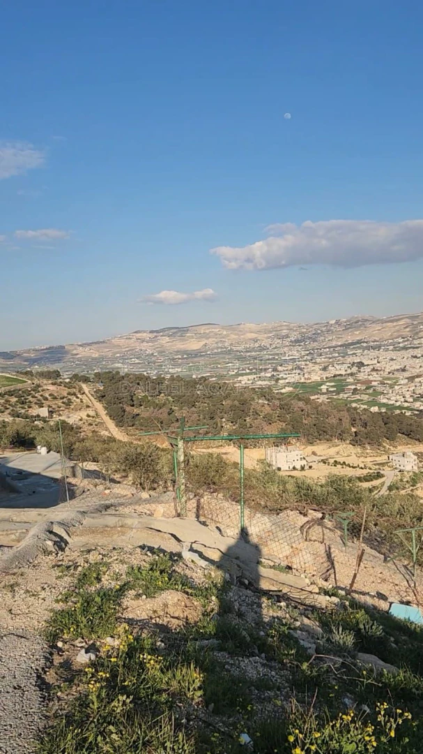 أرض في ام الدنانير قرب مطعم جبل حي القصير  - 45,000 دأ - صورة 1