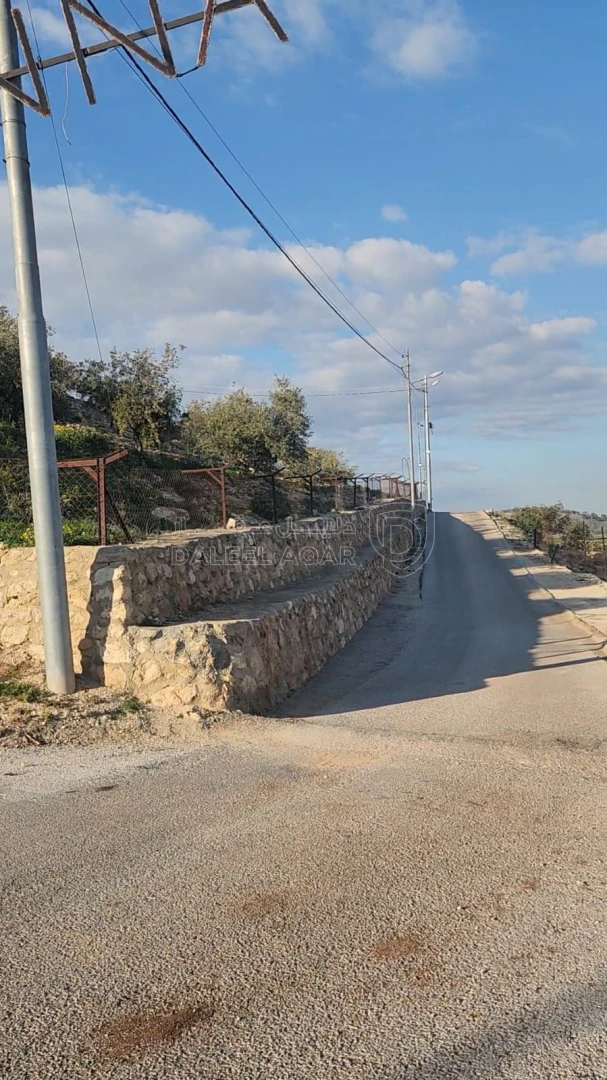 أرض في ام الدنانير قرب مطعم جبل حي القصير  - 45,000 دأ - صورة 1