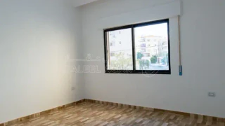 شقة - جبل الزهور شارع حمراء الاسد - 70000 دأ