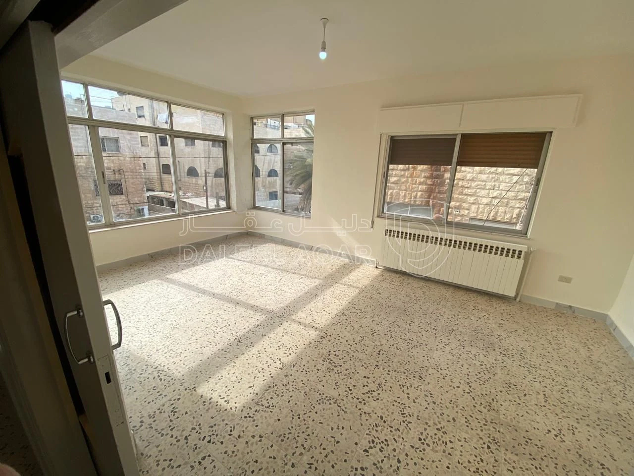 شقة في جبل الحسين - شمال مبنى شركة مياهنا - 170,000 دأ - صورة 1