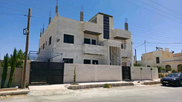 فيلا/منزل في عمارة طابقين بناء جديد عبارة عن ثلاث شقق - 190,000 دأ - صورة 1