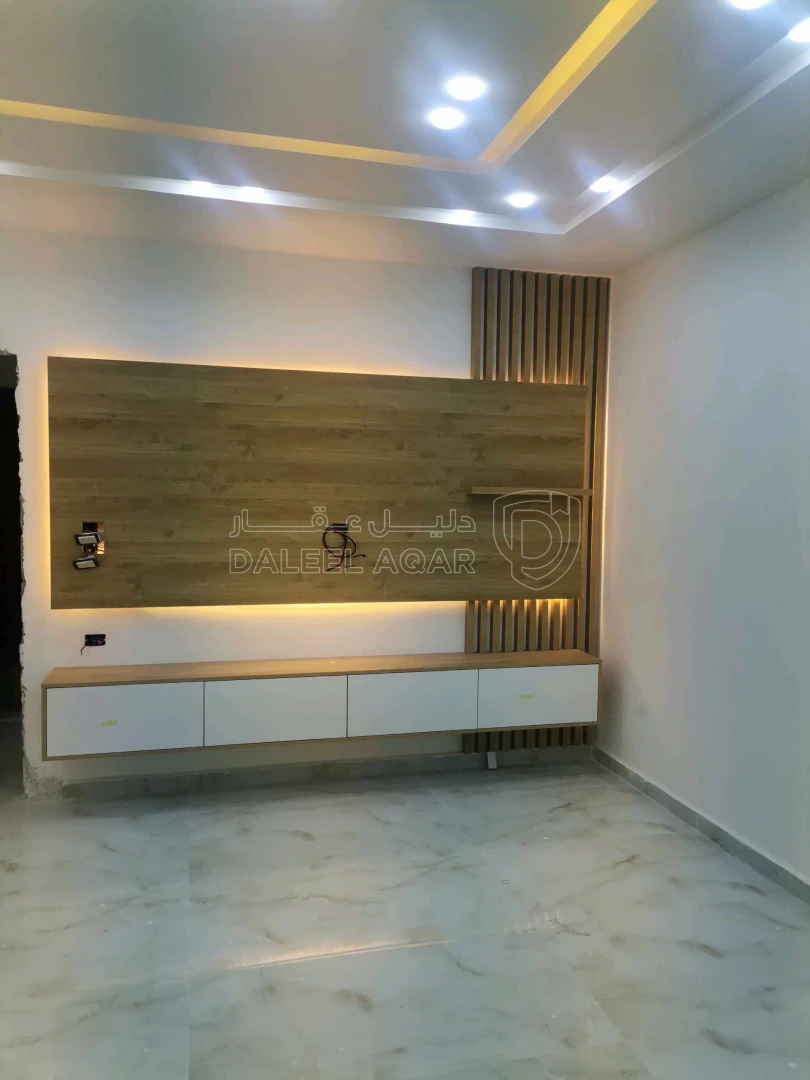 شقة في شقه فخمة 203م ثالث فني على شارع البتراء  - 86,000 دأ - صورة 1