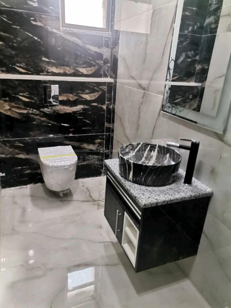 شقة في شقه فخمة 203م ثالث فني على شارع البتراء  - 86,000 دأ - صورة 1