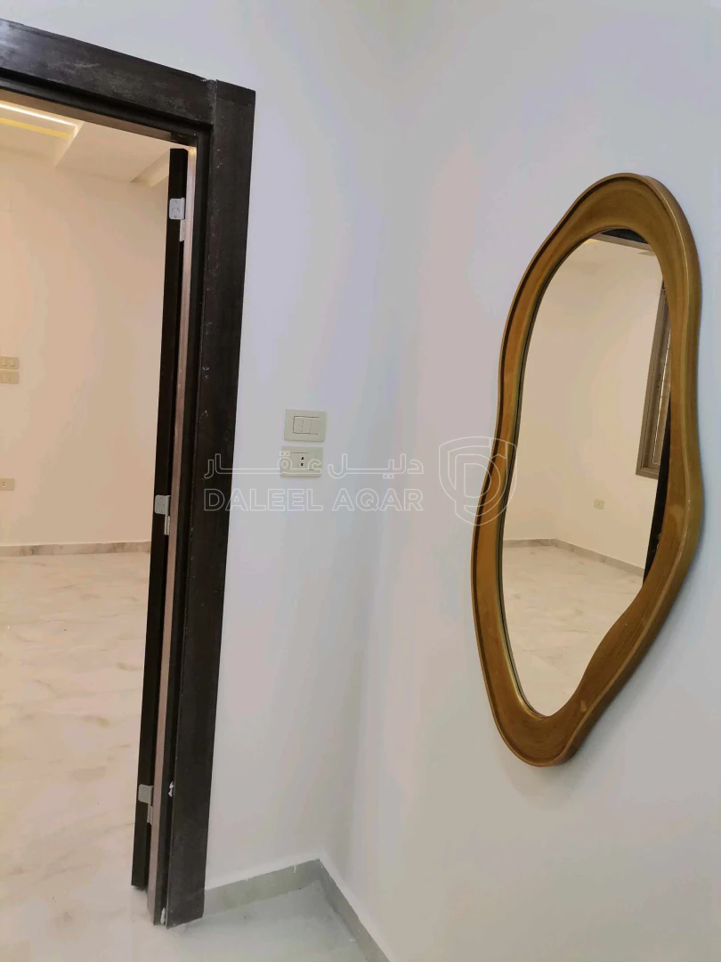 شقة في شقه فخمة 203م ثالث فني على شارع البتراء  - 86,000 دأ - صورة 1