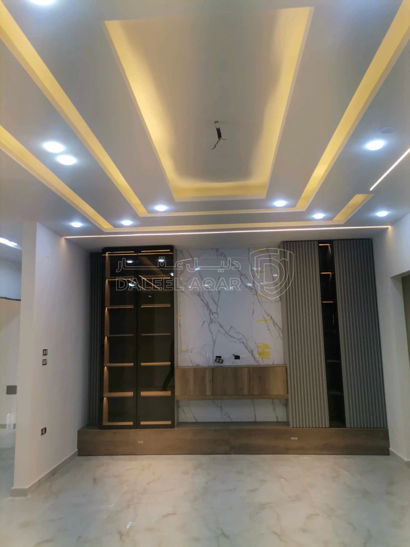 شقة في شقه فخمة 203م ثالث فني على شارع البتراء  - 86,000 دأ - صورة 1