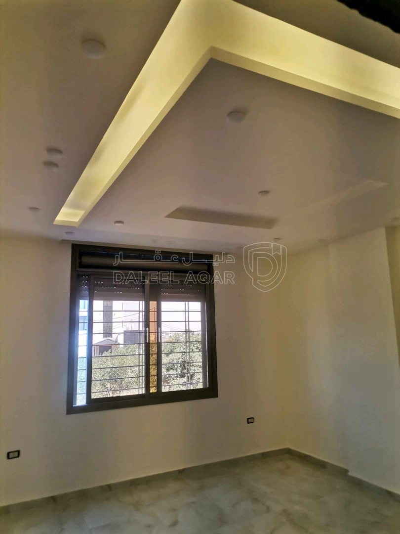 شقة في شقه فخمة 203م ثالث فني على شارع البتراء  - 86,000 دأ - صورة 1