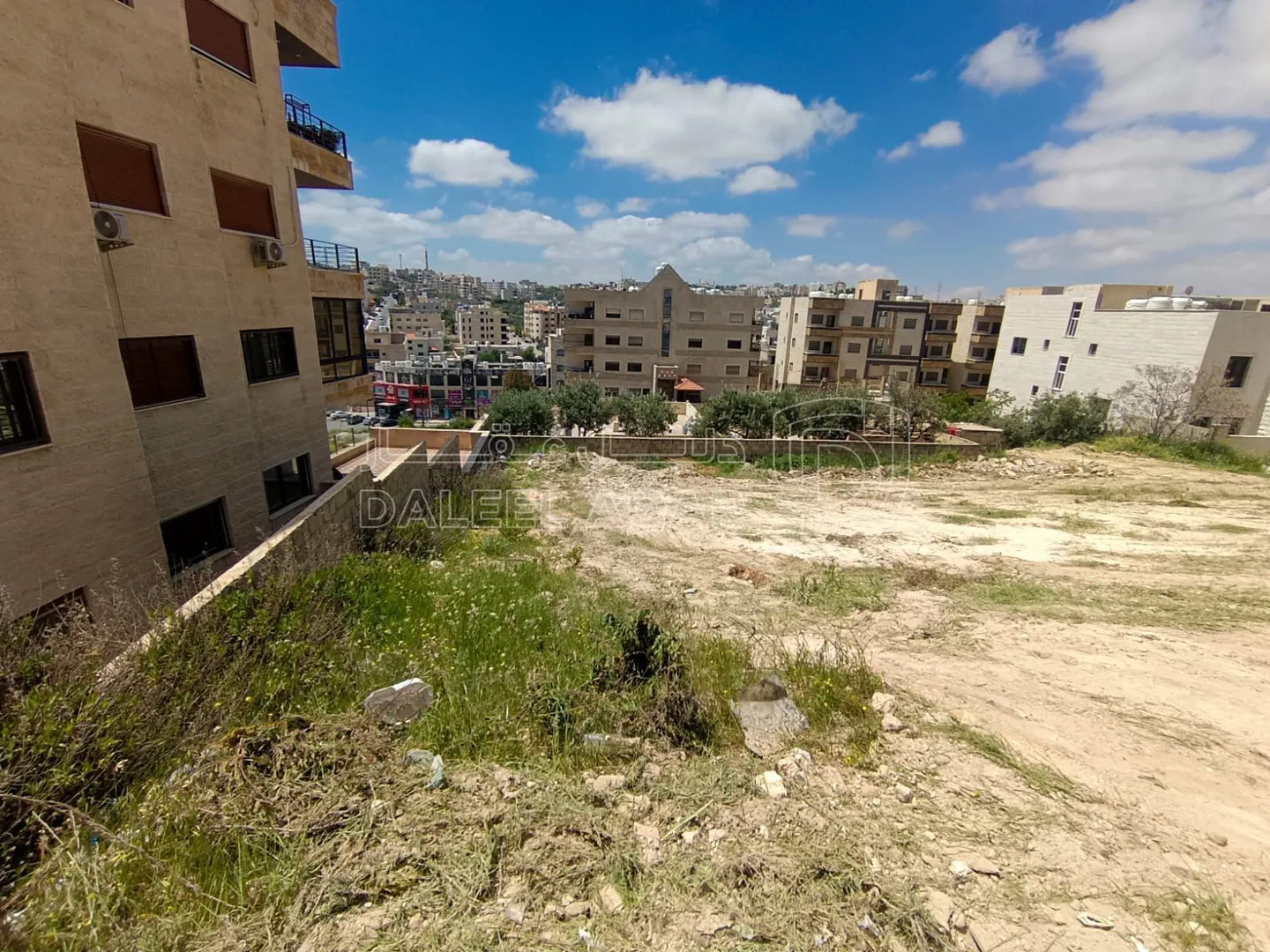 أرض في البنيات بالقرب  من السوق التجاري - 105,000 دأ - صورة 1