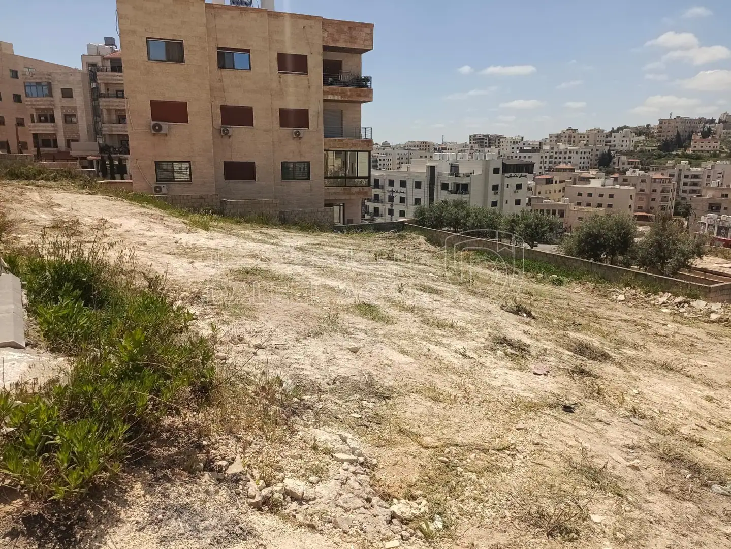 أرض في البنيات بالقرب  من السوق التجاري - 105,000 دأ - صورة 1