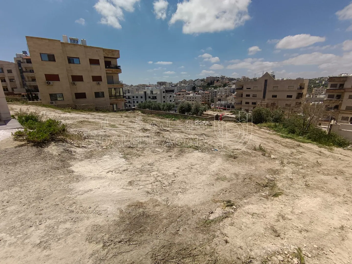 أرض في البنيات بالقرب  من السوق التجاري - 105,000 دأ - صورة 1