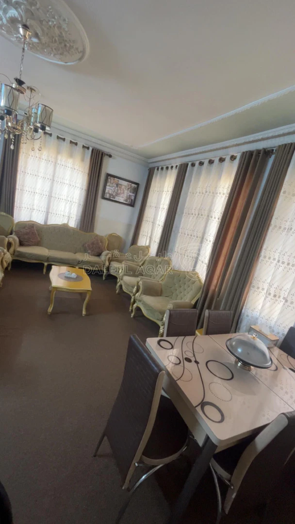 شقة في الزرقاء- حي رمزي  - 35,000 دأ - صورة 1