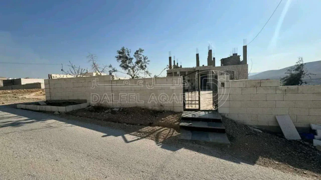 فيلا/منزل - الزرقاء السخنة بقرب مسجد ضرار بن الازور - 75000 دأ