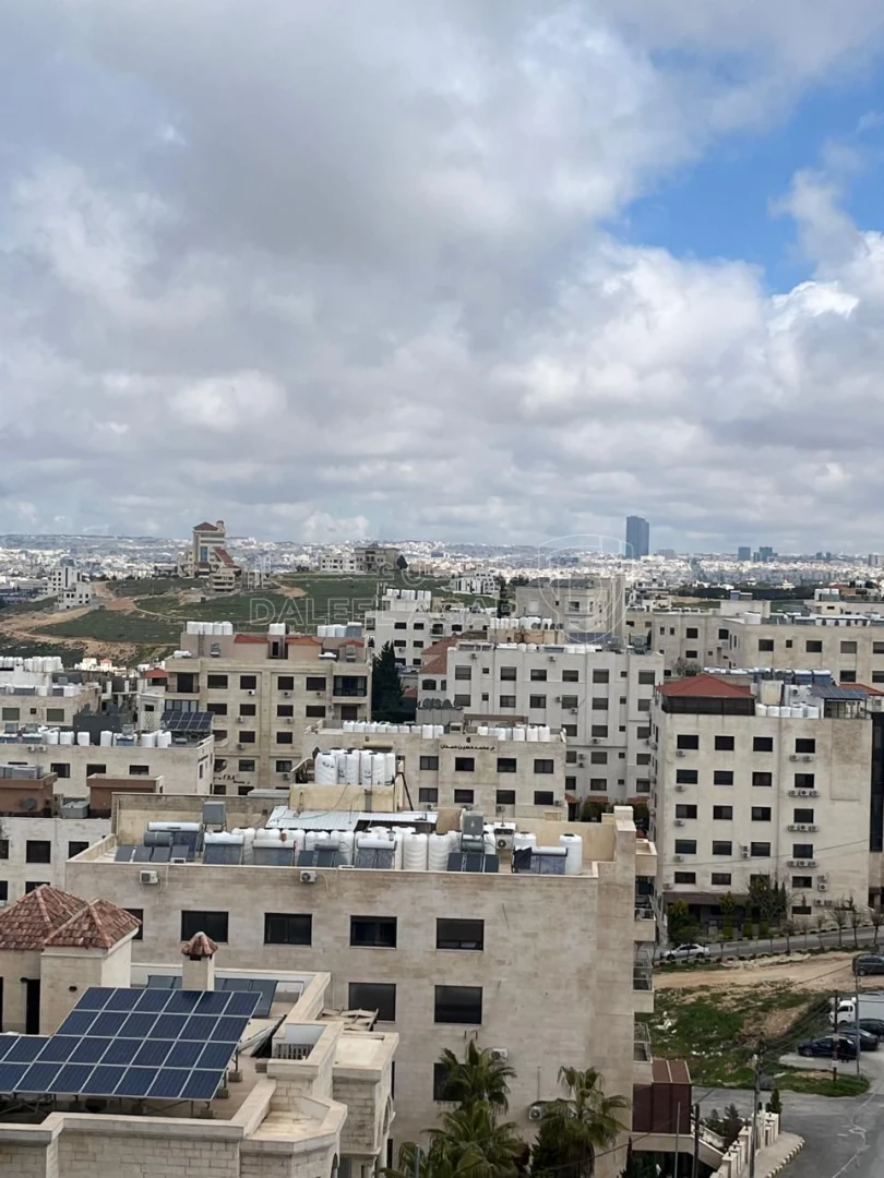 شقة في ارضي مع مسبح و ترس في ضاحية النخيل تشطيب ملوكي - 250,000 دأ - صورة 1