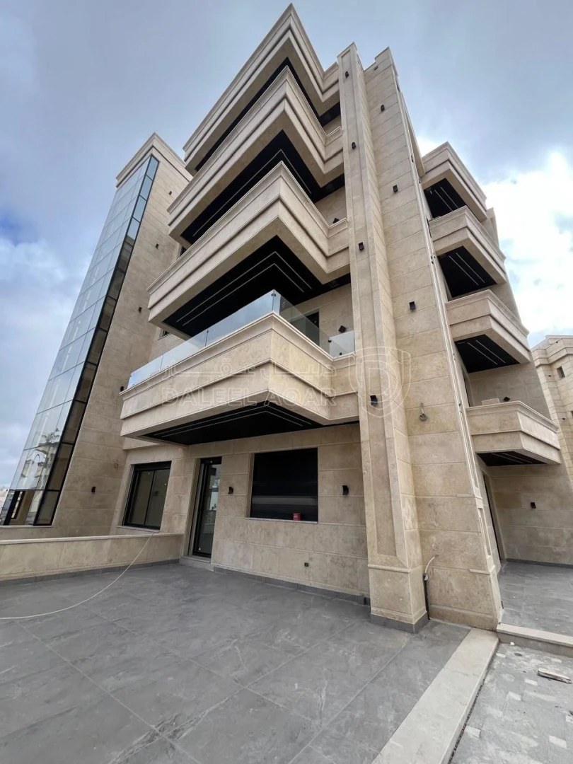 شقة في ارضي مع مسبح و ترس في ضاحية النخيل تشطيب ملوكي - 250,000 دأ - صورة 1