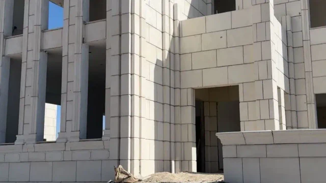 فيلا/منزل - الكرك - قرب مثلث اليوبيل - مقابل البستنجي مول - 100000 دأ
