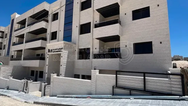 شقة - شقة للبيع طابق اول في البنيات قرب مدارس الحضارات - 72000 دأ