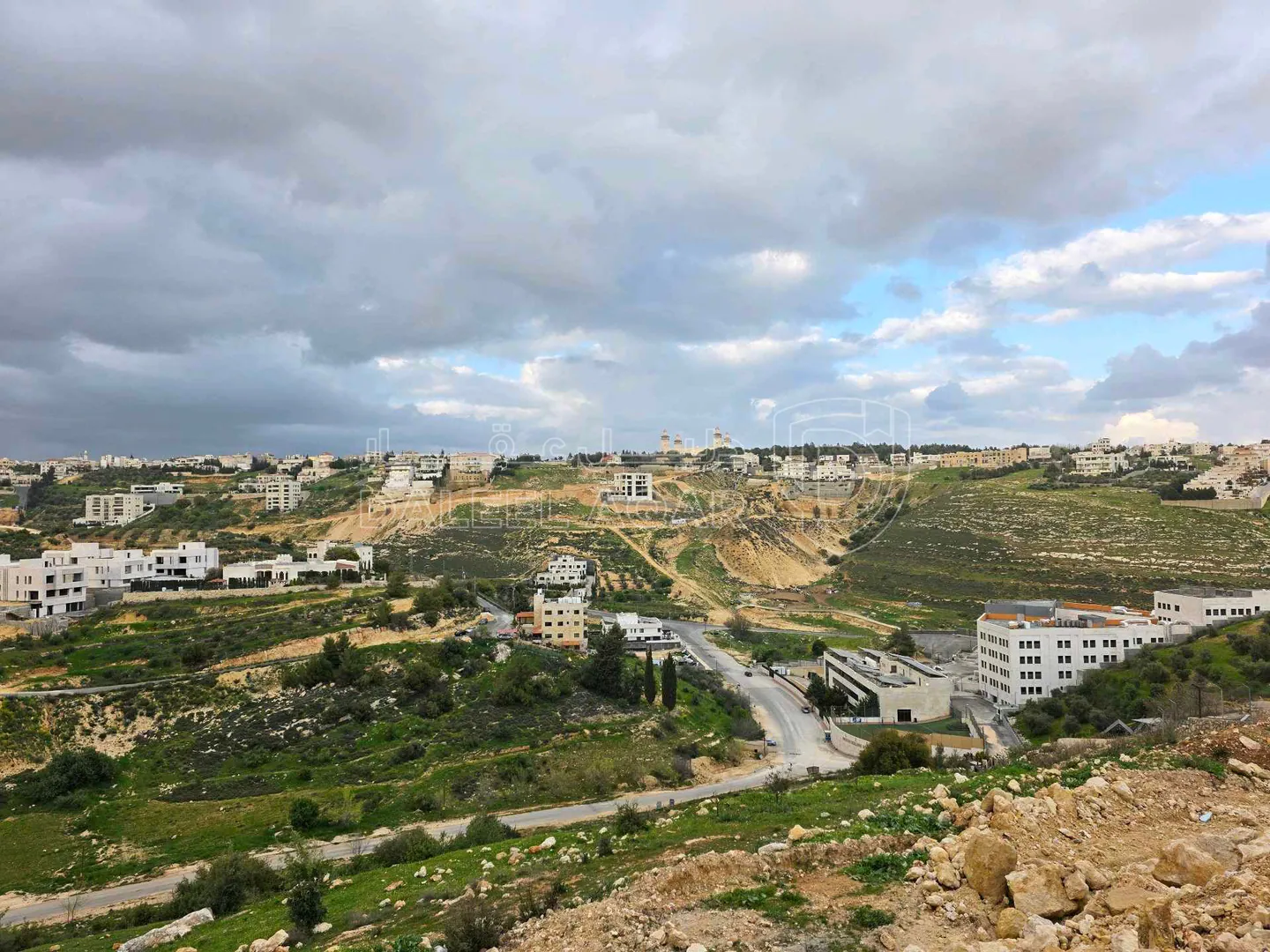 أرض في قطعة مميزة في الرباحية الشمالية اطلالة جميلة  - 607,000 دأ - صورة 1