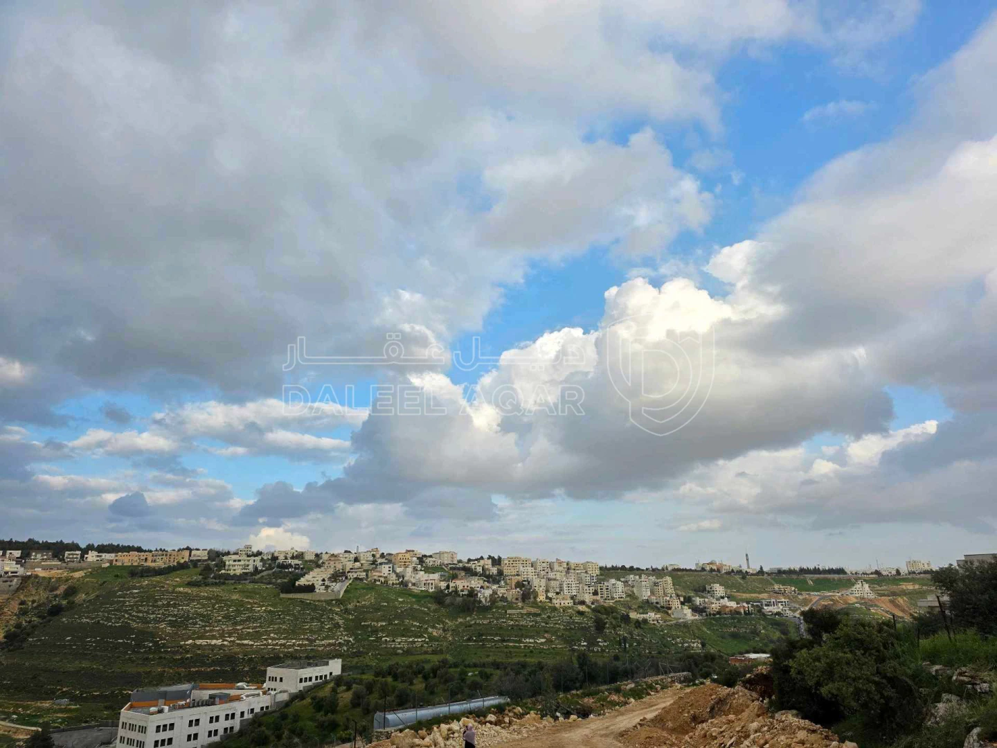 أرض في قطعة مميزة في الرباحية الشمالية اطلالة جميلة  - 607,000 دأ - صورة 1