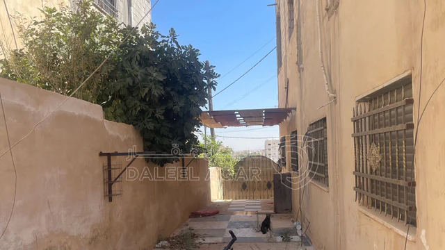 فيلا/منزل في الزرقاء حي الرشيد حي جعفر بقرب مسجد الرحمة  - 65,000 دأ - صورة NaN