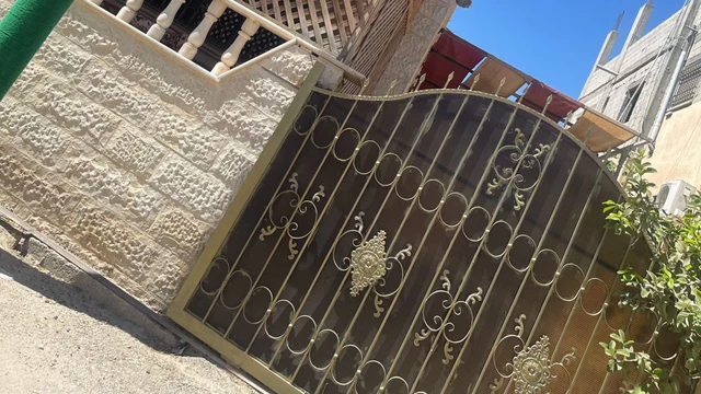 فيلا/منزل في الزرقاء حي الرشيد حي جعفر بقرب مسجد الرحمة  - 65,000 دأ - صورة NaN