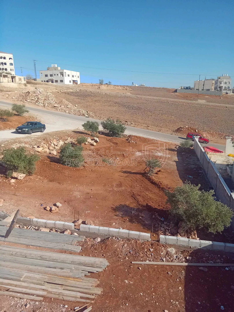 أرض في ارض للبيع شارعين قرية سالم عاليه مطله صخرية - 27,000 دأ - صورة 1