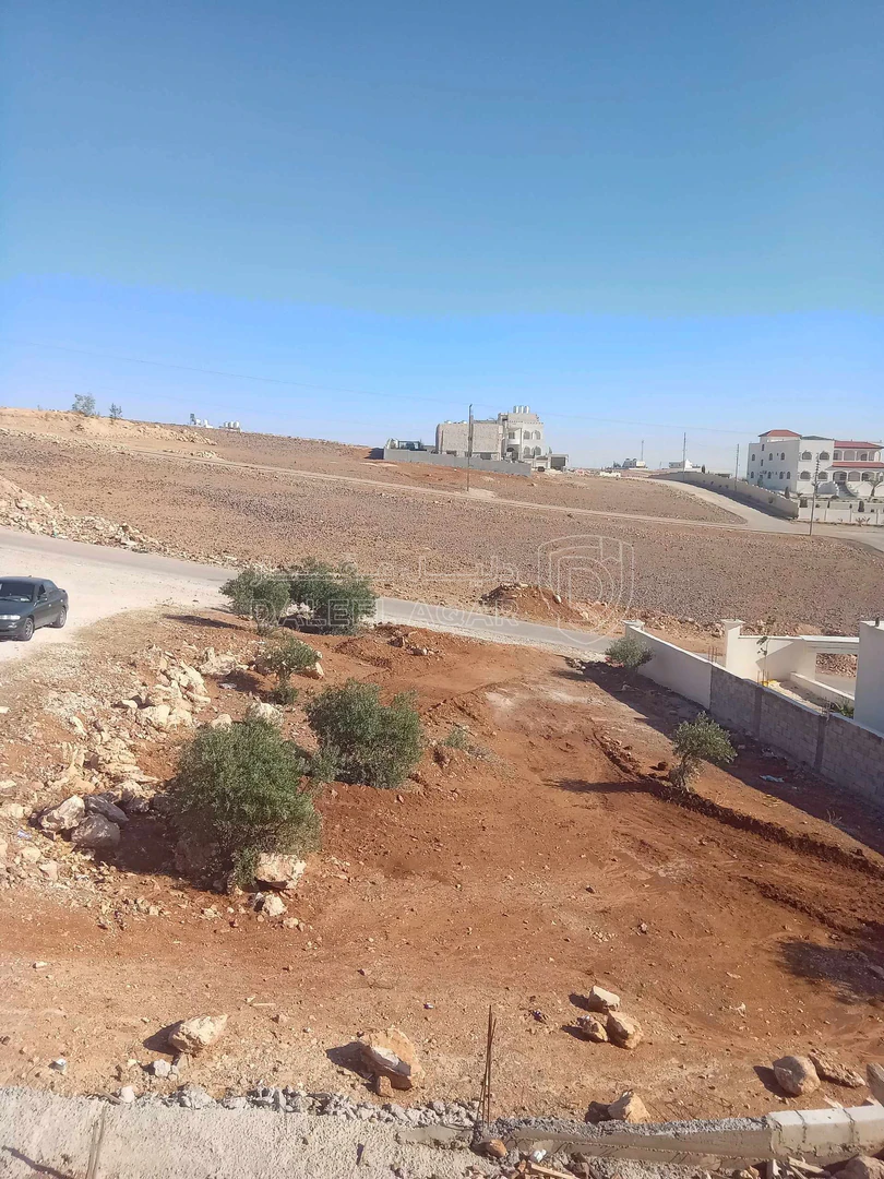 أرض في ارض للبيع شارعين قرية سالم عاليه مطله صخرية - 27,000 دأ - صورة 1