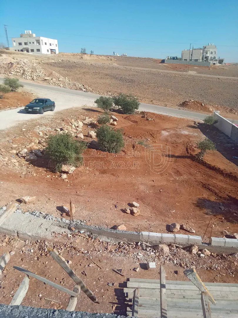 أرض في ارض للبيع شارعين قرية سالم عاليه مطله صخرية - 27,000 دأ - صورة 1