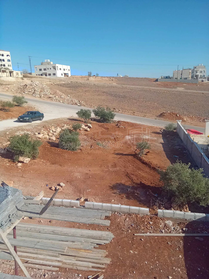 أرض في ارض للبيع شارعين قرية سالم عاليه مطله صخرية - 27,000 دأ - صورة 1