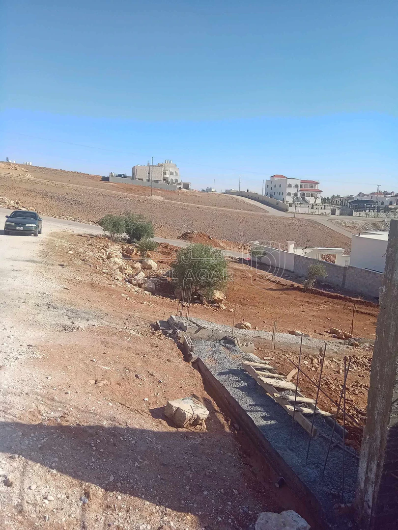 أرض في ارض للبيع شارعين قرية سالم عاليه مطله صخرية - 27,000 دأ - صورة 1