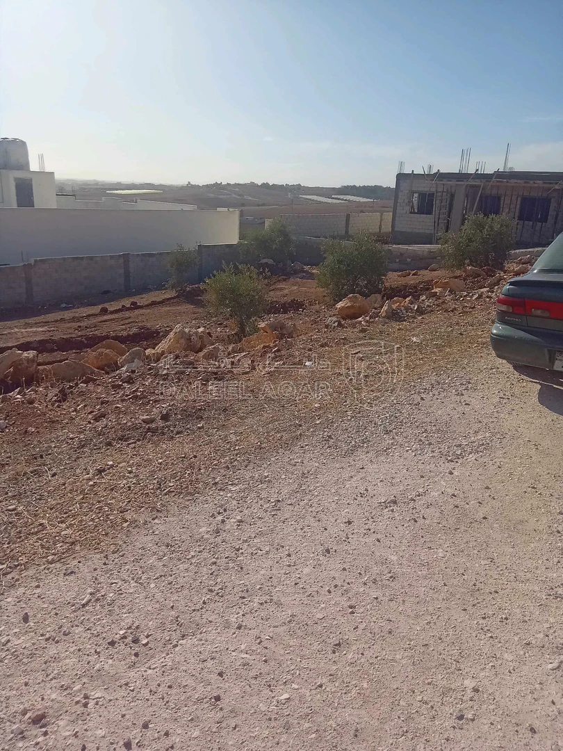 أرض في ارض للبيع شارعين قرية سالم عاليه مطله صخرية - 27,000 دأ - صورة 1