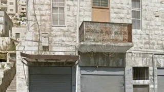 مبنى - مبني طابقين، بيت + محلات تجاري مؤجر ب ٢٠٠-٢٤٠ شهري - 55000 دأ