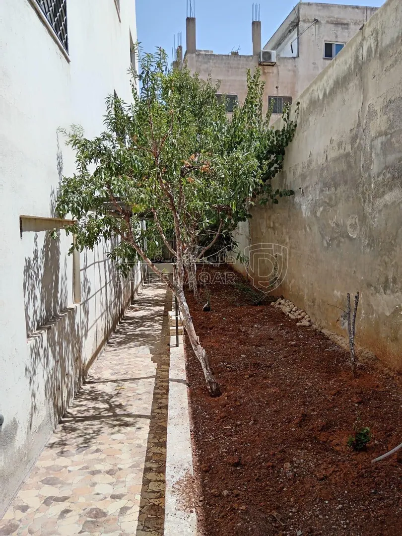 مبنى في منزل للبيع في الجويدة حي الباير - 175,000 دأ - صورة 1