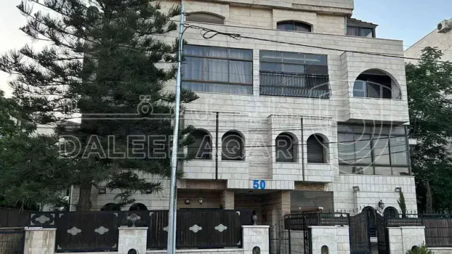 فيلا/منزل - عمان ام أذينة شارع المدينة المنورة 50 بجانب صيدلية روحي 2  - 1000000 دأ