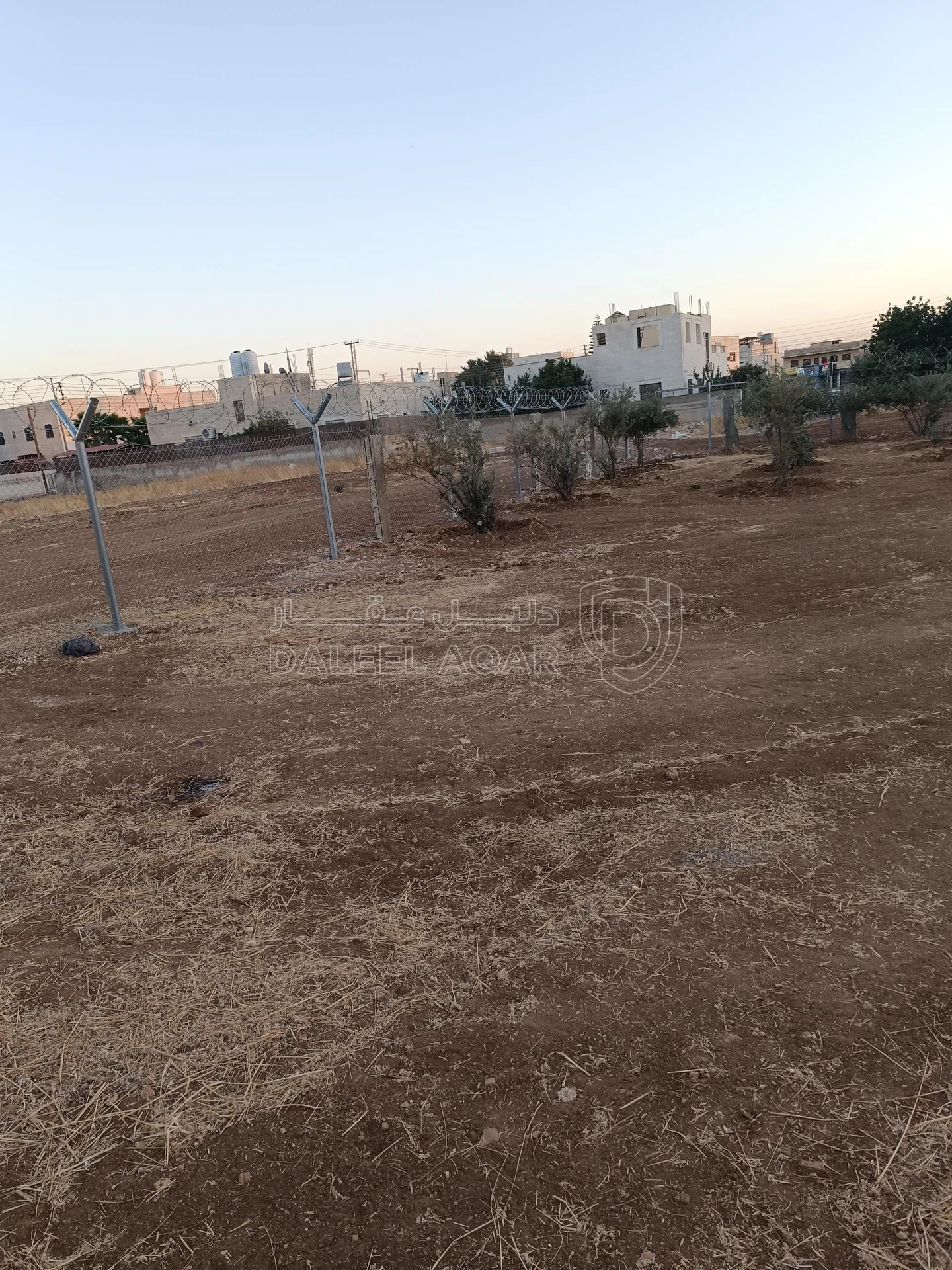 أرض في عمان جاوا قطعة على شارعين - 80,000 دأ - صورة 1
