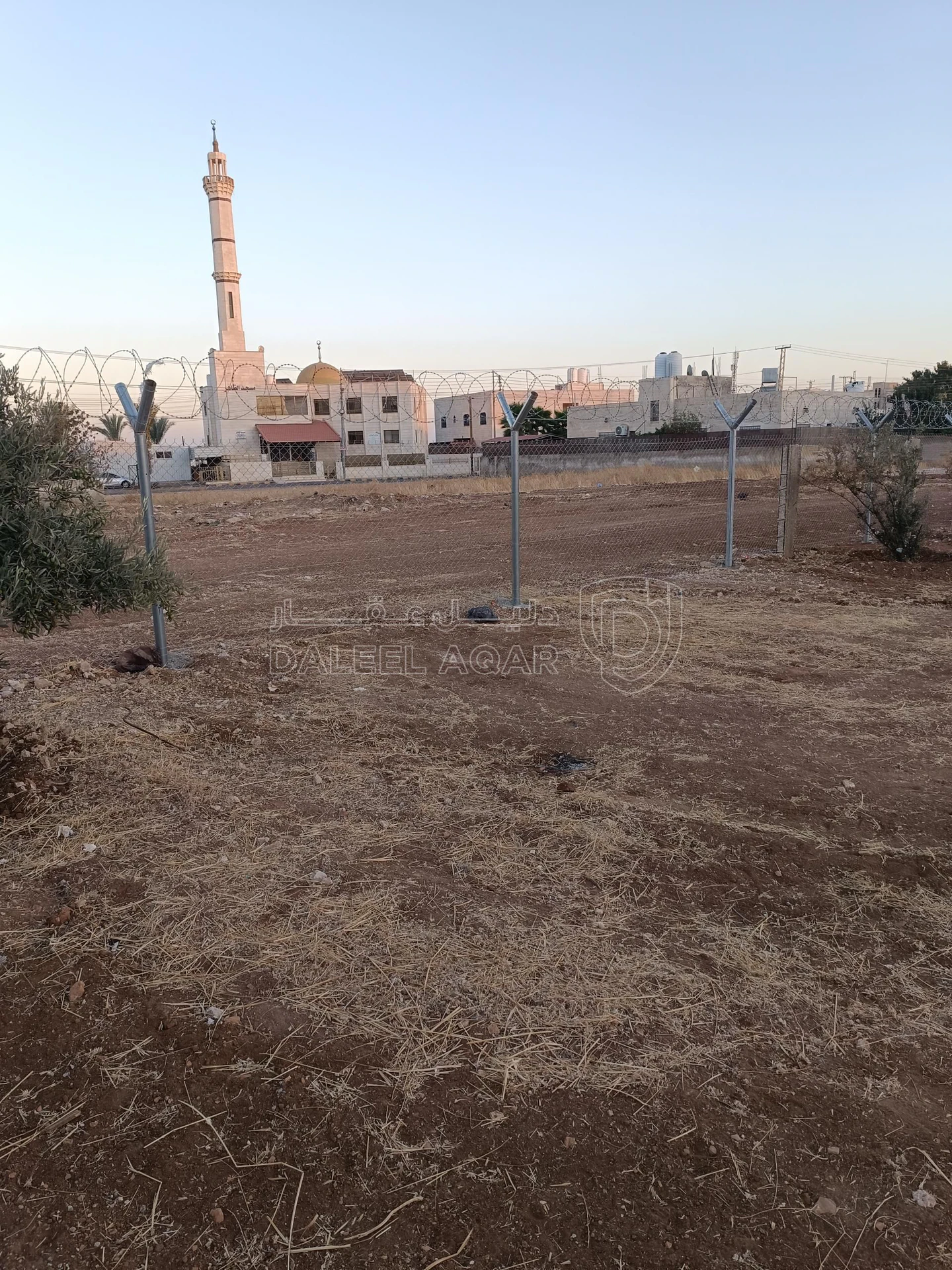 أرض في عمان جاوا قطعة على شارعين - 80,000 دأ - صورة 1