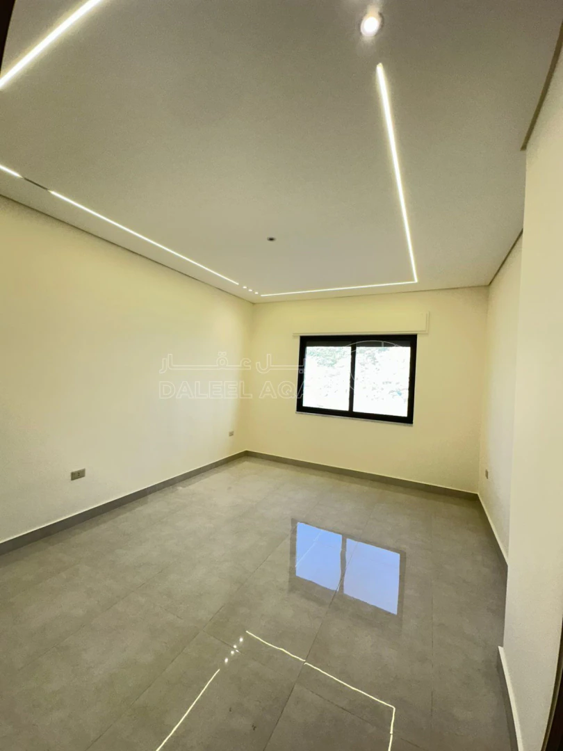 شقة في تبعد 2.5 عن شارع المطار - 55,000 دأ - صورة 1