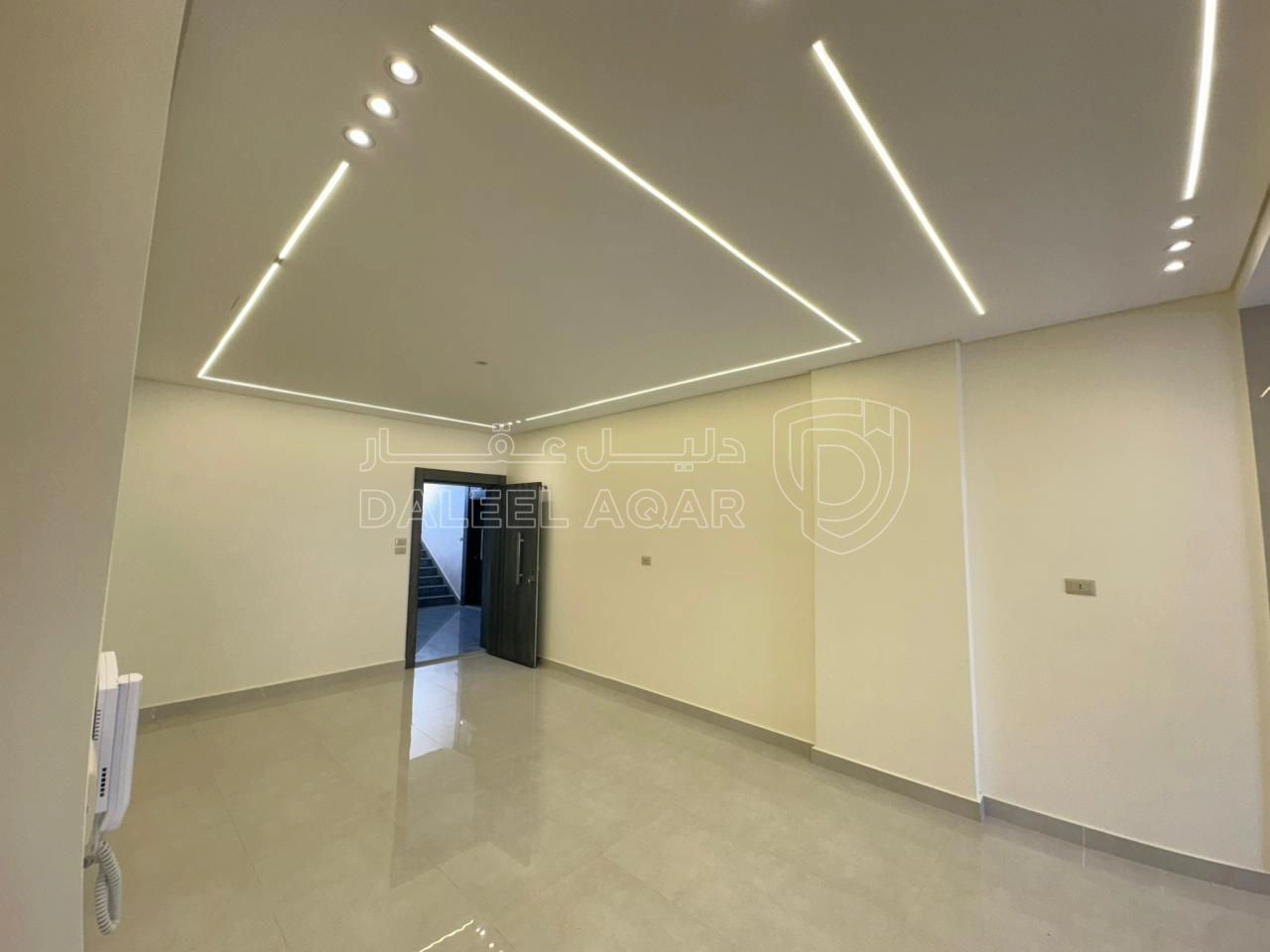 شقة في تبعد 2.5 عن شارع المطار - 55,000 دأ - صورة 1