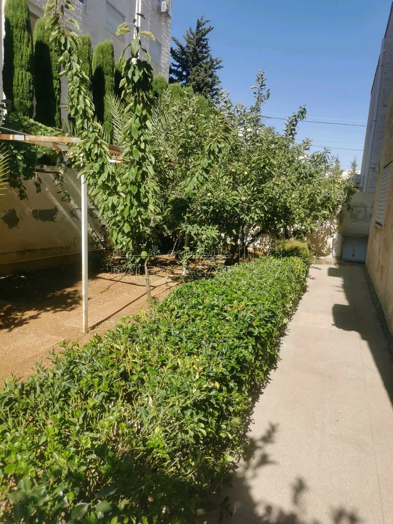 فيلا/منزل في عمان خلدا ،مقابل مفروشات شهوان مباشره  - 450,000 دأ - صورة 1