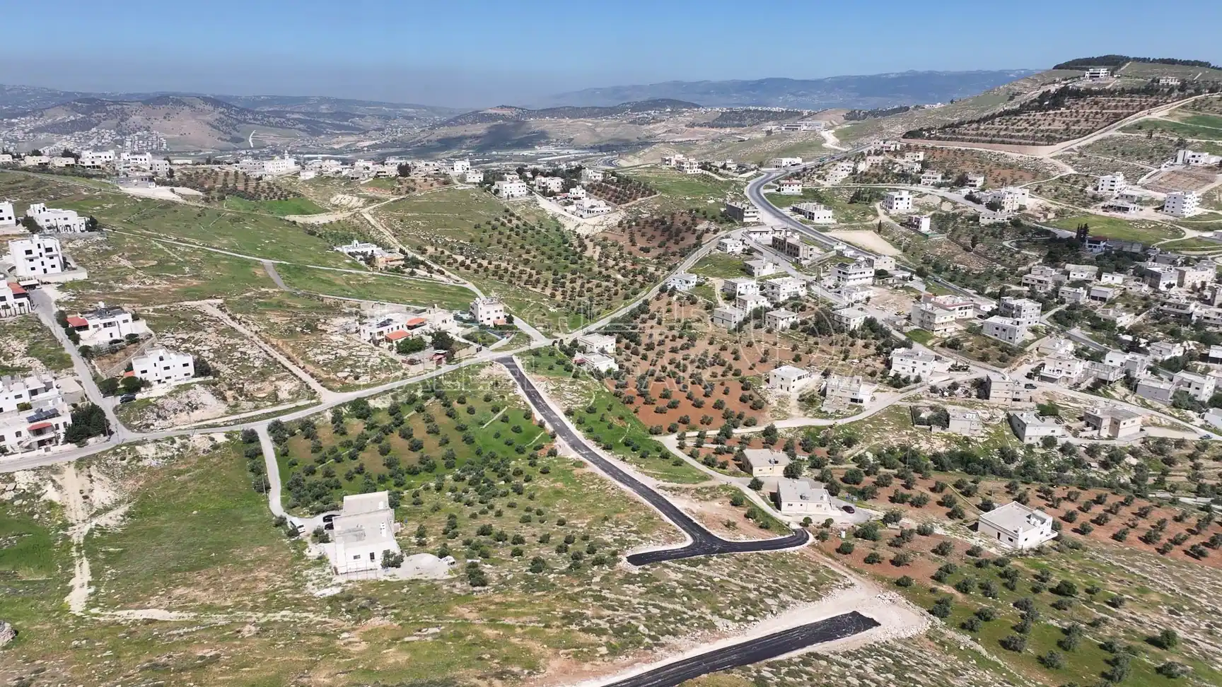 أرض في أرض مميزة في أم رمانة – شارع الاردن - 60,000 دأ - صورة 1