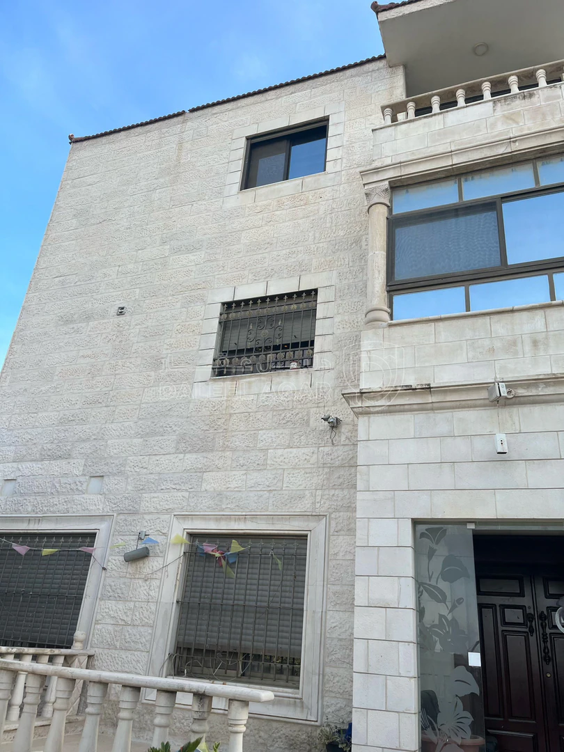 مبنى في عمان البنيات بالقرب من طريق الخدمات الرئيسي - 440,000 دأ - صورة 1