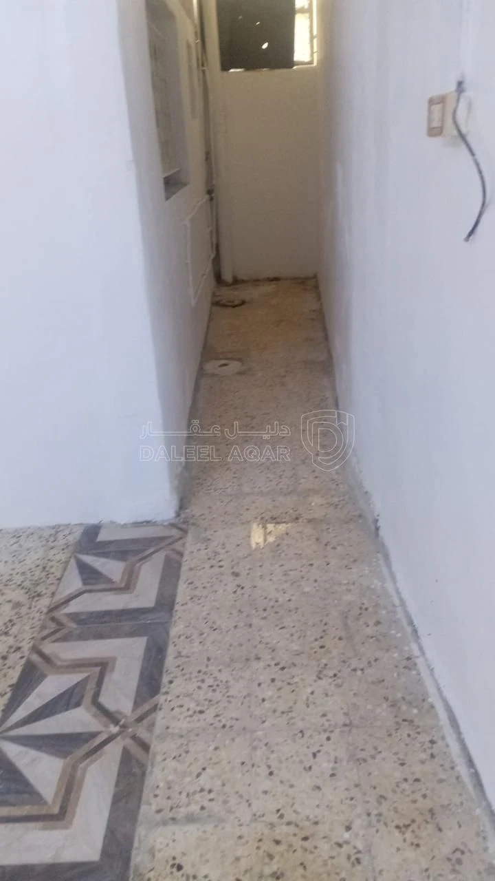 فيلا/منزل في الزرقاء حي الحسين شارع شامل  بقالة ابو ياسين - 25,000 دأ - صورة 2