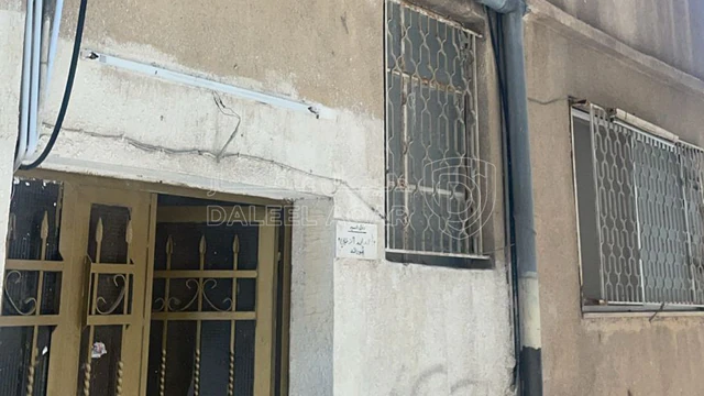 فيلا/منزل - الزرقاء حي الحسين شارع شامل  بقالة ابو ياسين - 25000 دأ