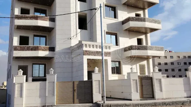 شقة - خلف دوار الثقافة وخلف مخابز قاس - 63000 دأ