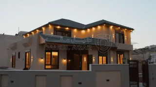 فيلا/منزل -  فيلا بتصميم كندي فاخر ومعاصر للبيع - 450000 دأ