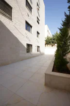 شقة في شبه ارضي مع حديقة ومدخل وكراج مشروع 122ام السماق - 230,000 دأ - صورة NaN