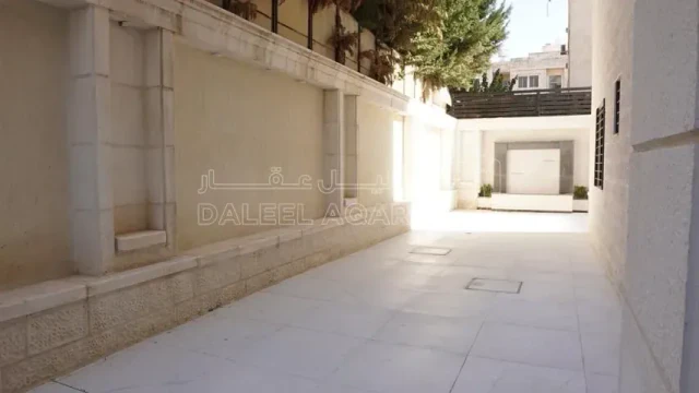 شقة - شبه ارضي مع حديقة ومدخل وكراج مشروع 122ام السماق - 230000 دأ