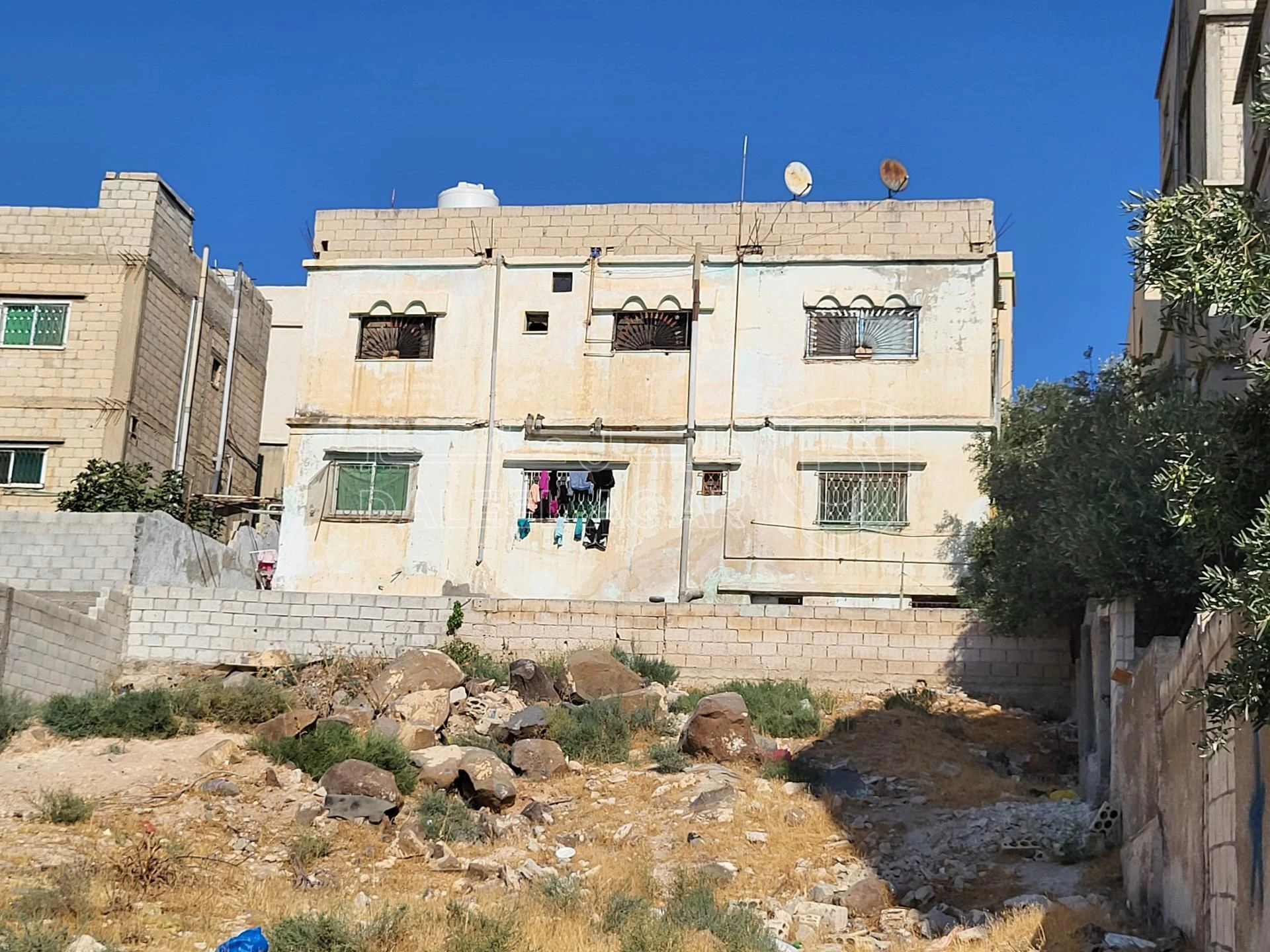 مبنى في الهاشميه طلوع البلديه قرب مسجد عمر بن الخطاب - 35,000 دأ - صورة 1
