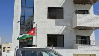 شقة - شقق طابقية فاخرة بمساحة 185م ذات اطلالة غربية و شر - 69000 دأ